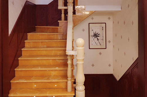 静海中式别墅室内汉白玉石楼梯的定制安装装饰效果